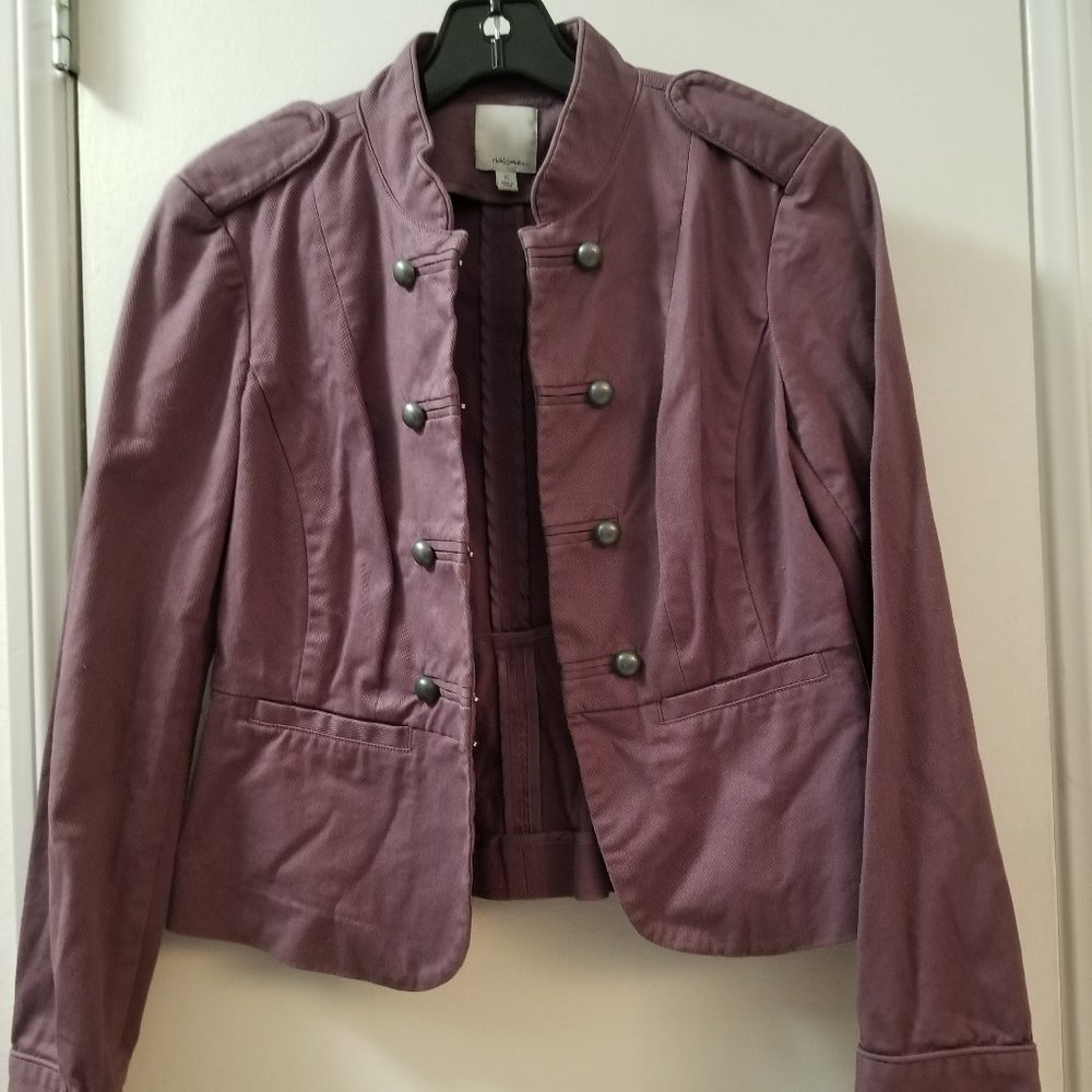 Trendy jacket hool and eye closure with button and epilate details
